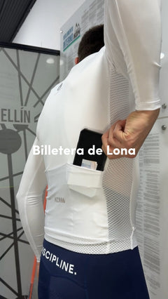 Así organizas tus esenciales en la billetera de lona